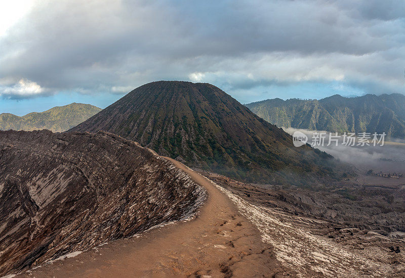 巴托克火山(Gunung Batok)是一座不活跃的火山，毗邻Bromo火山(Gunung Bromo)，是一座活跃的索玛火山，位于印度尼西亚东爪哇的Bromo Tengger sememeru国家公园。